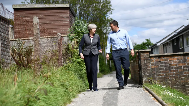 Theresa Mayová s jedním z lokálních kandidátů v Plymouthu