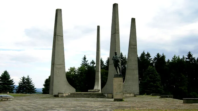 Památník v Ploštině