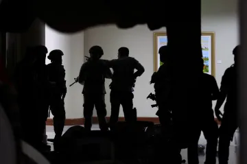 V senátu na Filipínách se po vstupu vojáků střílelo