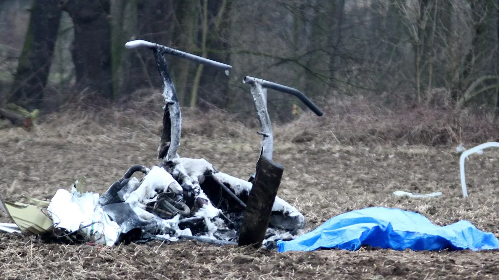 Pilot nepřežil pád vrtulníku. Stroj shořel