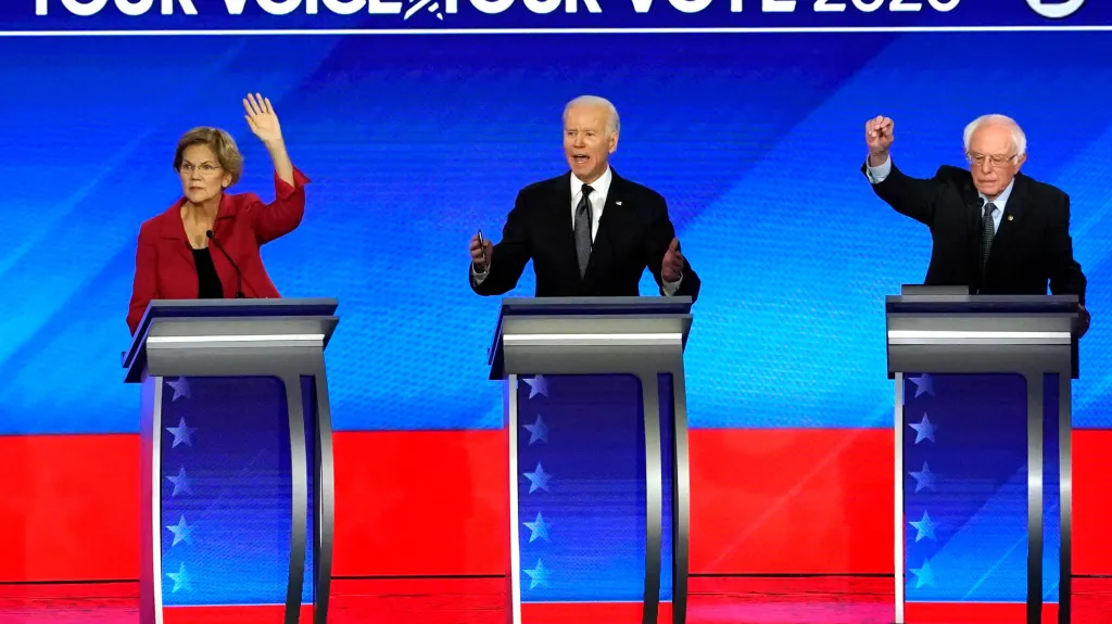 Elisabeth Warrenová, Joe Biden a Bernie Sanders během debaty