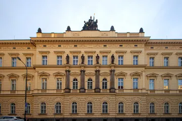Fiala oznámí jméno ministra spravedlnosti příští týden, spekuluje se o Decroix