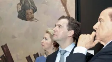 Dmitrij Medvěděv s manželkou Světlanou a Silvio Berlusconi