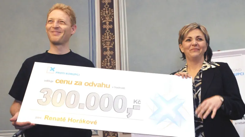 Renata Horáková při ocenění od protikorupčního fondu