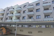 Zájem o vlastní bydlení v Česku prudce klesá, starší byty mají zlevňovat