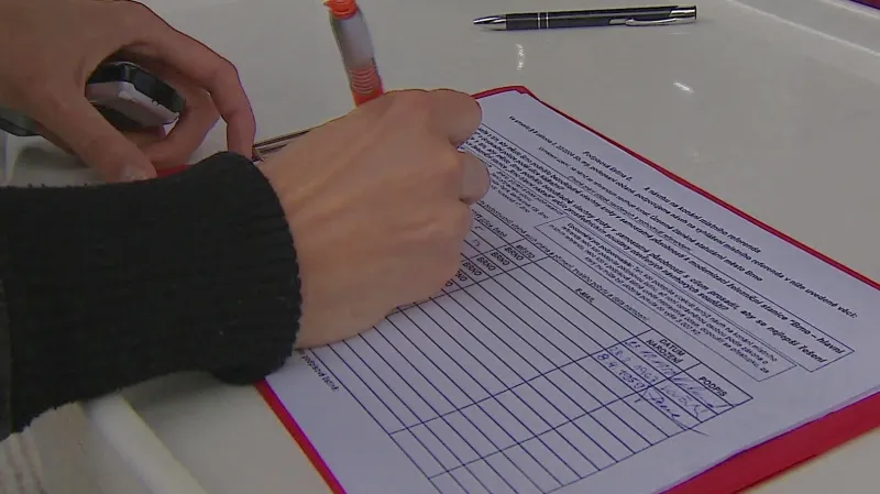 Úředníci magistrátu nyní zkontrolují správnost podpisů