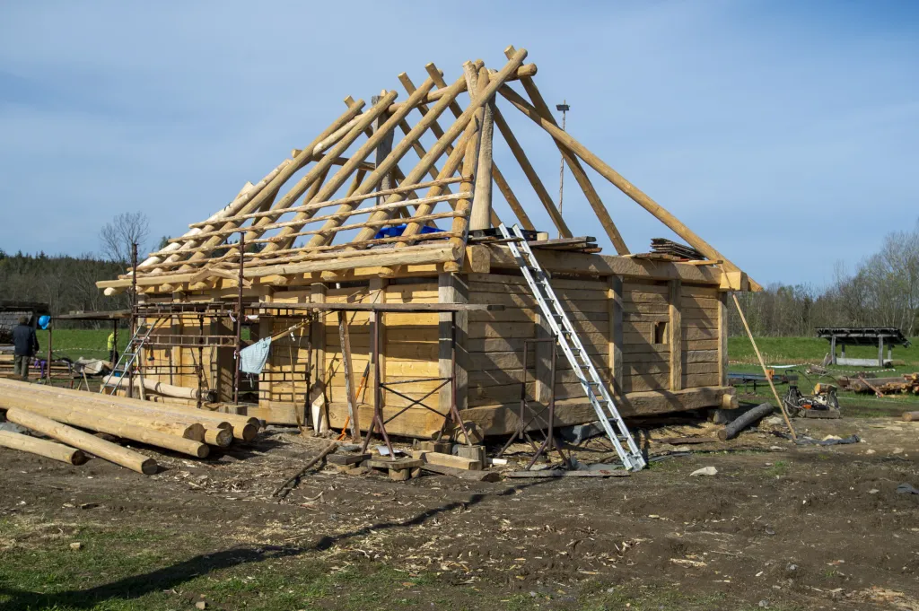 Stavba celodřevěné konstrukce začala v září loňského roku. Dům má rámovou konstrukci, která leží na podezdívce. Do rámu jsou vsazené otesané sloupy z dubového a jedlového dřeva