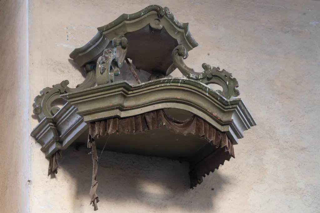 I přes pokročilé zchátrání se dochovala řada původních prvků