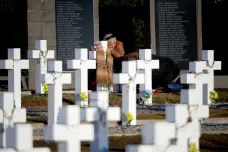 Příbuzní Argentinců padlých na Falklandách konečně poklekli u hrobů svých synů
