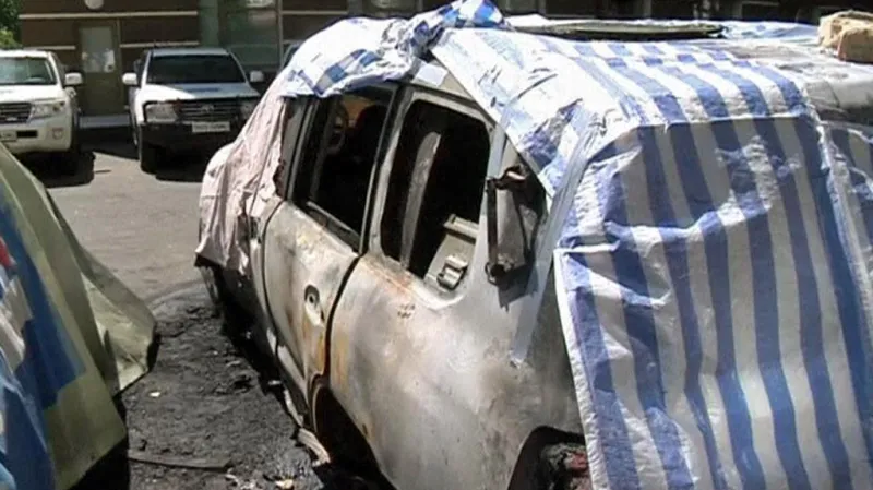 Následky žhářského útoku na vozidla OBSE na Ukrajině