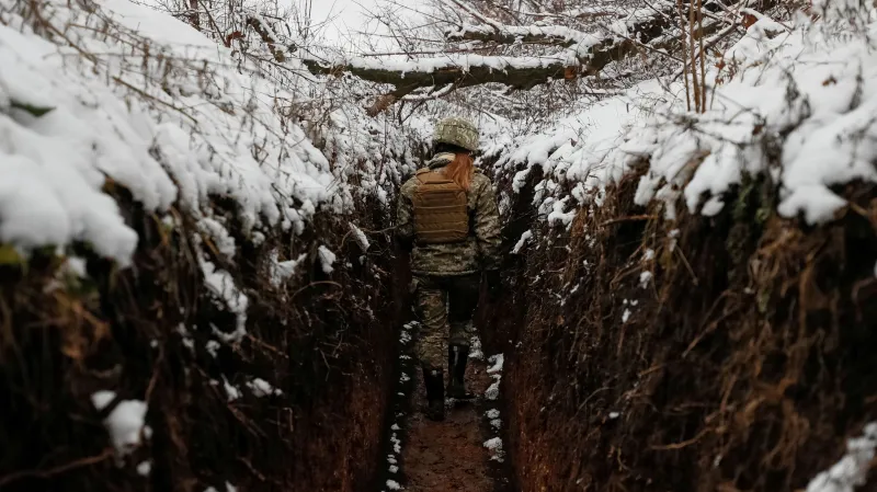 Blátivé zákopy a všudypřítomná zima. Ukrajinské jednotky střeží hranice v těžkých podmínkách