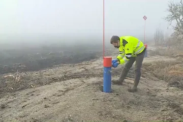 Kontaminovanou vodu u Olšan pomáhá čistit syrovátka. Slouží jako potrava pro bakterie