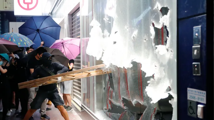 Demonstranti poškodili hongkongskou pobočku Bank of China