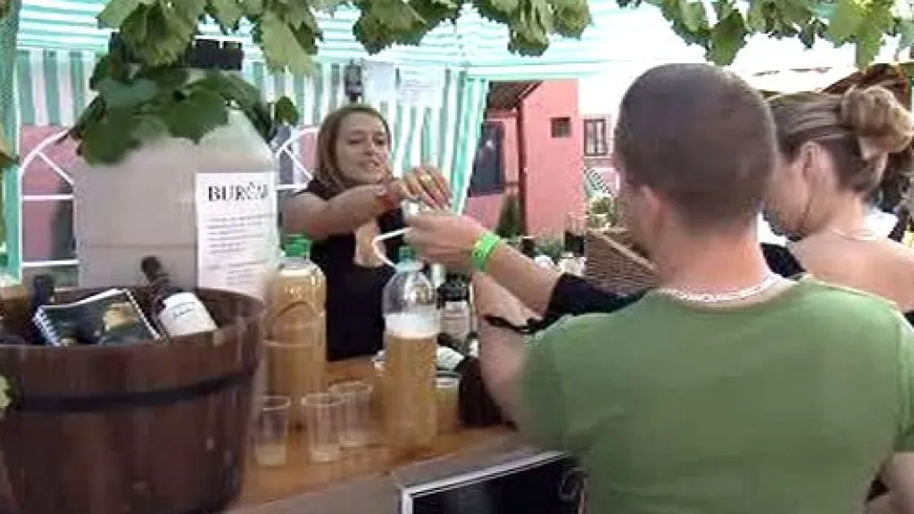 Prodejci nabízejí při vinobraní burčák