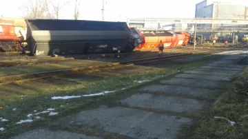 U Paskova vykolejilo 21 vagonů s uhlím