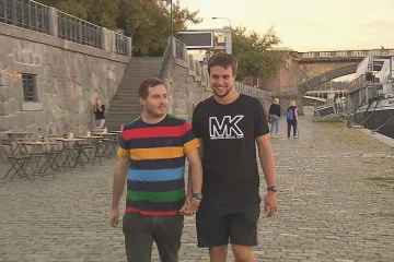 Úřad nechtěl registrovaným partnerům povolit zdvojené příjmení, soud nakonec rozhodl v jejich prospěch