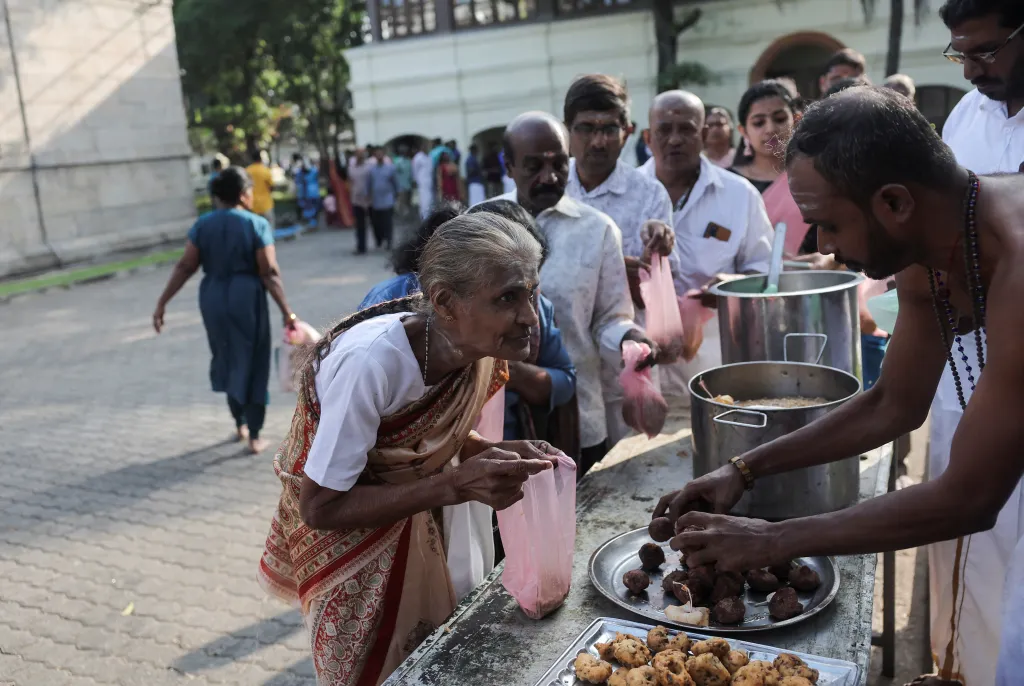 Chrámy a komunity organizují bezplatnou kuchyni připravenou dobrovolníky pro všechny shromážděné