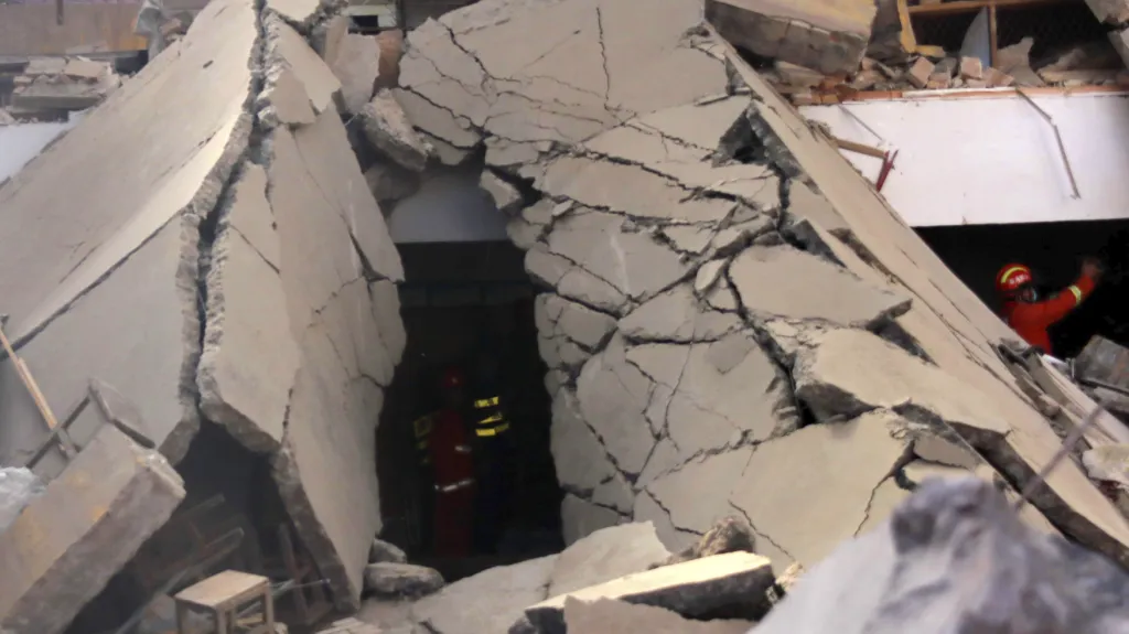 Prohledávání trosek v místě neštěstí