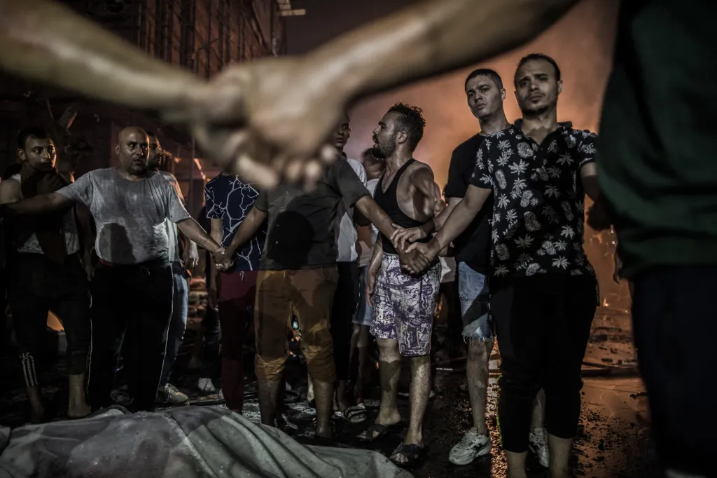 Nominace v sekci fotografický soubor: Oliver Weiken se souborem Deadly Bomb Blast in Cairo (Smrtelný výbuch v Káhiře) zachytil okolnosti teroristického útoku v Káhiře, během kterého bylo zabito 20 lidí a 47 jich bylo zraněno. Útok se stal kousek od onkologické nemocnice v centru Káhiry