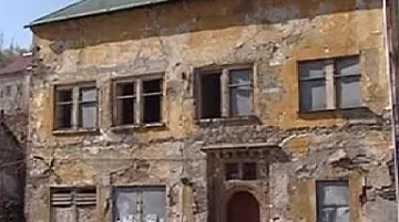 Zdevastovaný dům v centru Jáchymova