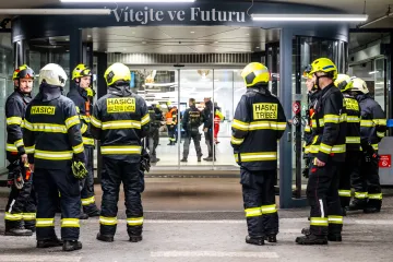Muž v královéhradeckém obchodním centru pobodal dva lidi. Policie ho zadržela