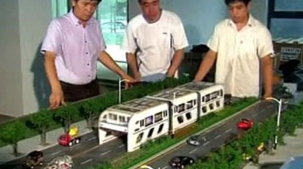 Model obřího autobusu