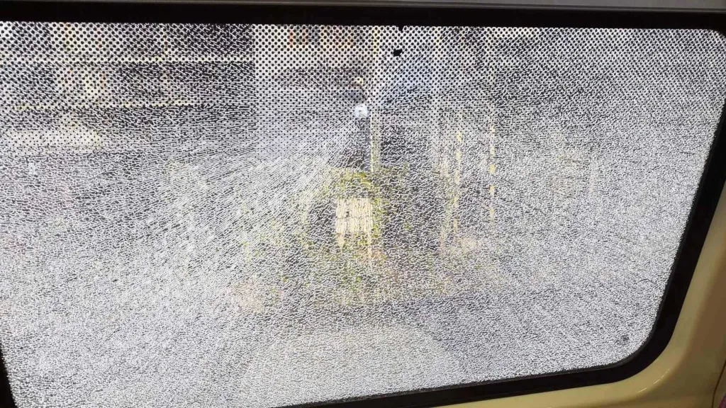 Poškozené okno vlaku