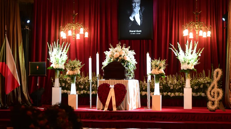Poslední rozloučení s Karlem Gottem. Pohled na pietní místo v paláci Žofín
