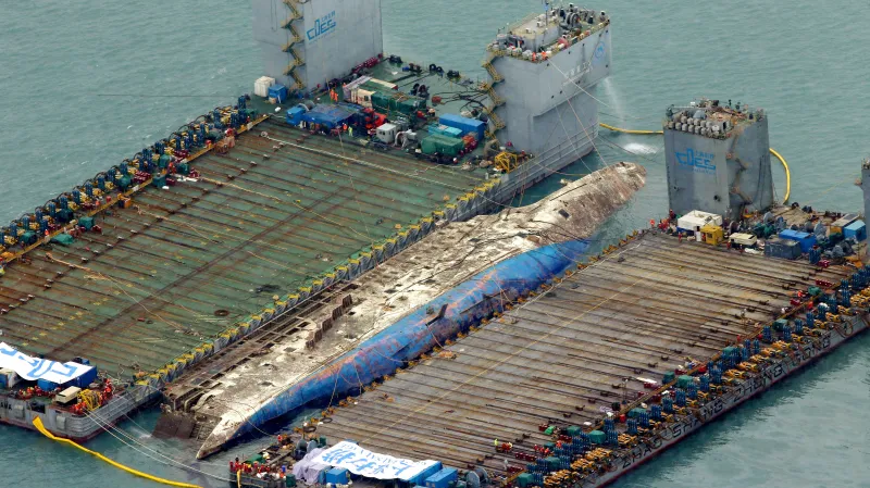 Vyzdvižení trajektu Sewol