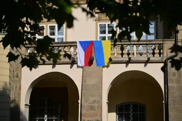 Vyvěšení vlajky je symbolické vyjádření solidarity, říká bývalý protokolista