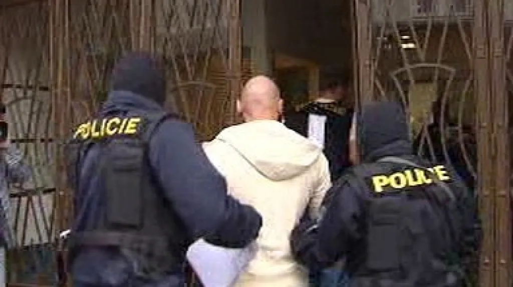 Policie při zátahu
