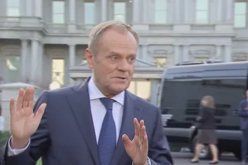 V zahraničí se Tusk orientuje na Paříž, Berlín a Brusel. Doma čelí zemědělcům a koaličním partnerům