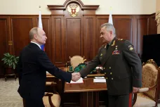 Šojgu je Putinův důvěrník, armádu má pod palcem už více než dekádu. Experti jeho pád neočekávají