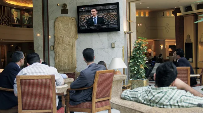 Lidé sledují projev prezidenta Asada