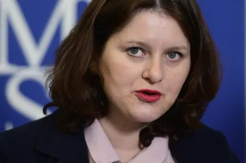 Pět tisíc seniorů a seniorek každý rok nedosáhne na důchod. Experti uvažují o změnách