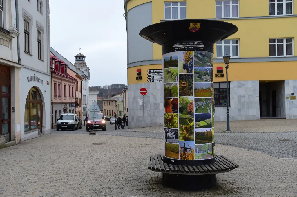 Také galerie a muzea vymýšlely další způsoby, jak své výstavy dostat k lidem i jinak než jen prostřednictvím internetu. Pokud to dispozice umožnovala, instalovaly díla tak, aby si je zájemci mohli prohlédnout oknem, nebo ve výstavní prostory proměnily výlohy. V Hranicích na Přerovsku pro výstavu posloužily výlepové plochy ve městě