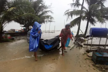 Bouře Pabuk uvěznila v thajských letoviscích tisíce turistů, živel ale postupně slábne
