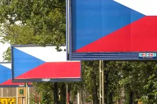 Firma, která přelepila billboardy českými vlajkami, napadla stavební povolení na část D1