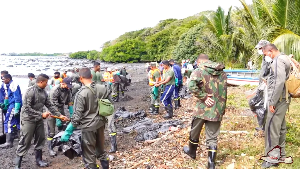 Na Mauriciu havaroval japonský tanker. Místní obyvatelé pomohli s úklidem