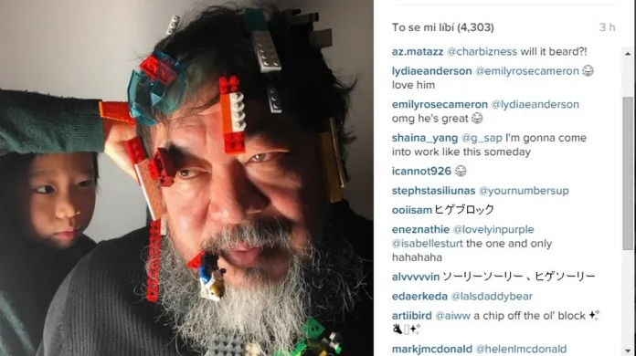 Aj Wej-Wej na svůj Instagram umístil fotografii, na níž si hraje s Legem