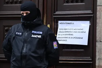 Policie obvinila po zásahu na černošickém úřadu šestnáct lidí