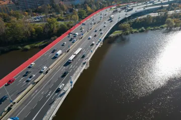 Silničáři nedokončí opravu Barrandovského mostu v původním termínu