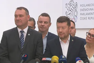 Šéfové klubů SPD ani TOP 09 se nemění. Poslance Motoristů povede Šťastný