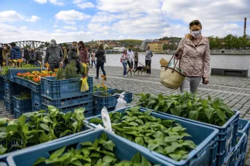 Méně stánků a žádné občerstvení. Na pražské náplavce začaly farmářské trhy