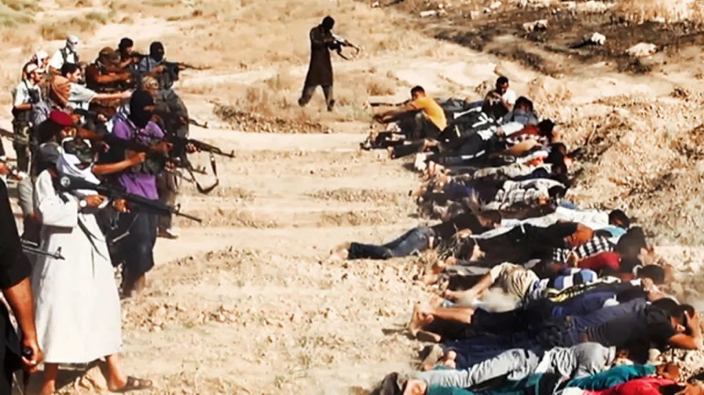 Snímek radikálů z ISIL, který má zobrazovat popravu iráckých vojáků