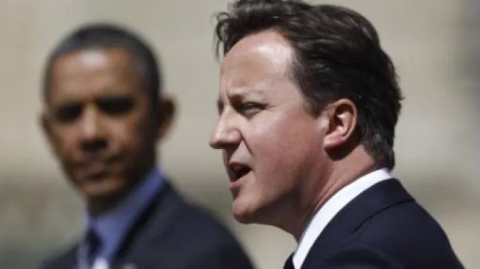 Obama jednal v Británii s Cameronem o Libyi
