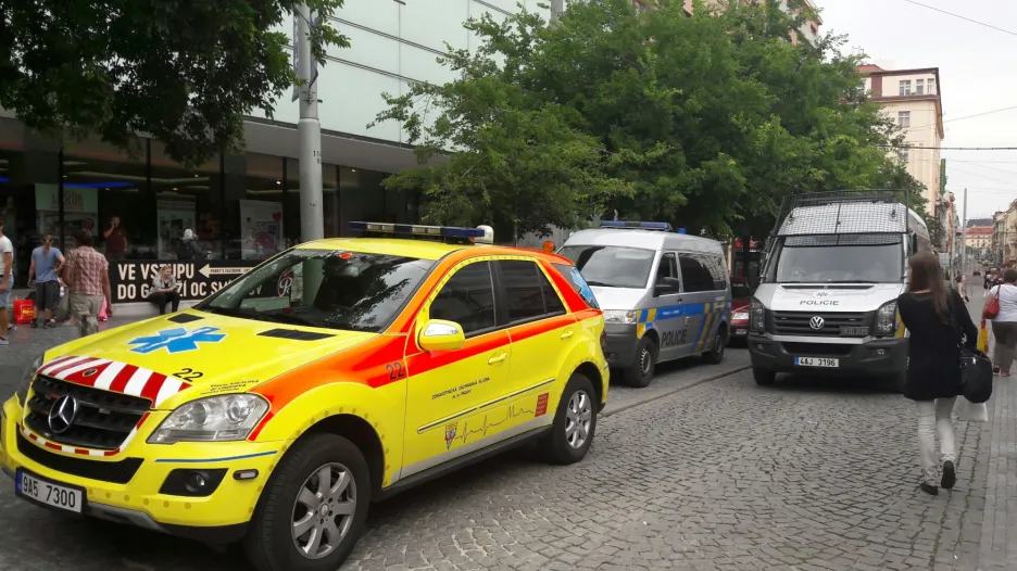 Auta policie a záchranářů u smíchovského obchodního centra