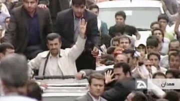 Mahmúd Ahmadínežád v cestě na stadion v Hamadánu