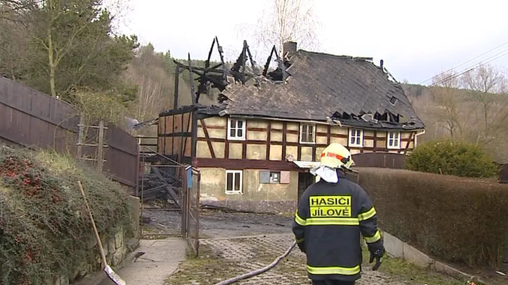 Vyhořelá roubenka v Martiněvsi