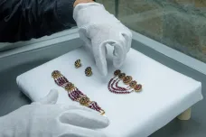 V Turnově vystavují repliku šperků pro Alžbětu II. Nevěděli jsme, jestli má propíchnuté uši, vzpomíná šperkař